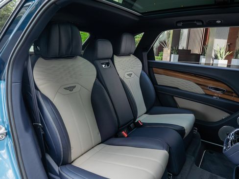 Used 2025 Bentley Bentayga Extended Wheelbase AWD/4WD image 19