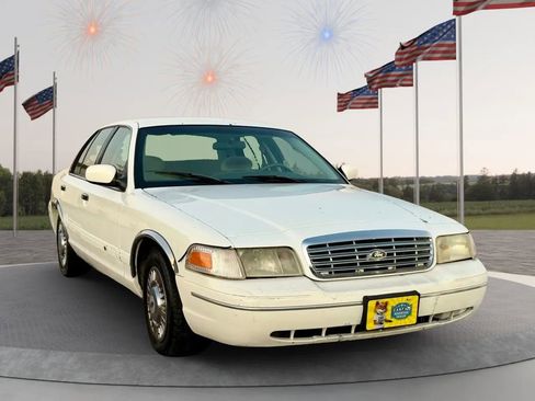 Used 2001 Ford Crown Victoria image 2
