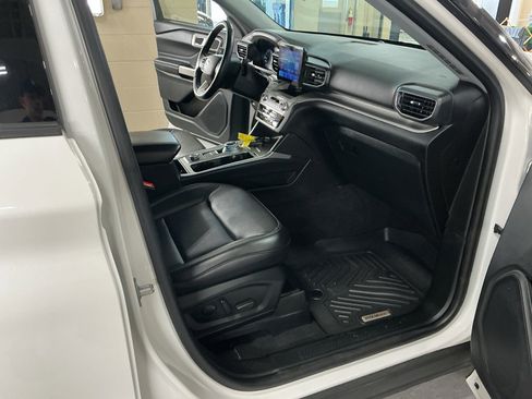 Used 2022 Ford Explorer XLT w/ Equipment Group 202A AWD/4WD image 17