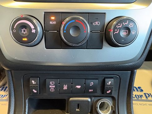 Used 2016 GMC Acadia SLE AWD/4WD image 19