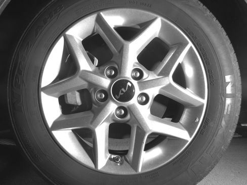 Used 2025 Kia Soul LX w/ LX Technology Package FWD image 17