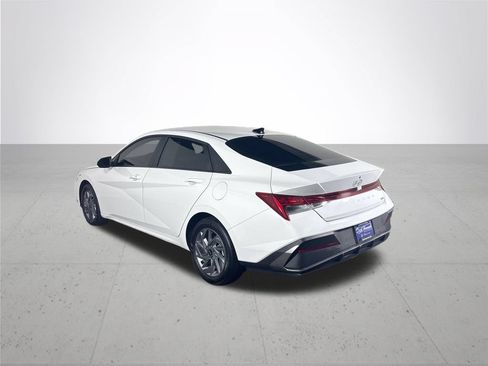 Used 2025 Hyundai Elantra Hybrid FWD image 8