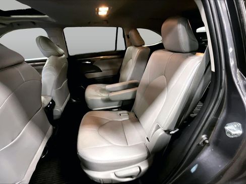 Used 2024 Toyota Highlander Limited AWD/4WD image 20