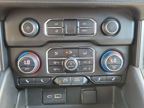 Used 2023 Chevrolet Suburban LT RWD image 27