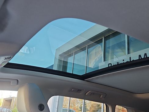 Certified 2023 Volkswagen Taos SE w/ Panoramic Sunroof Package image 9