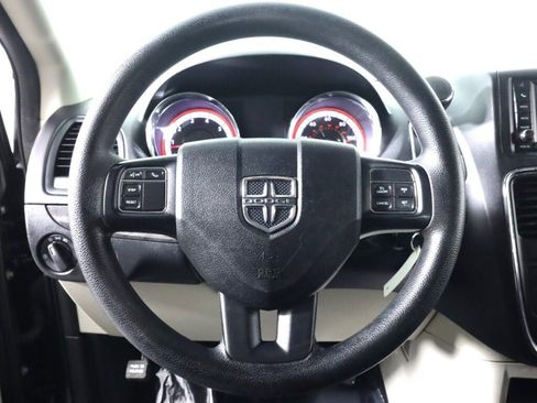 Used 2019 Dodge Grand Caravan SE w/ UConnect Hands-Free Group image 11