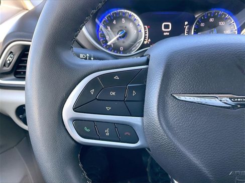 Used 2024 Chrysler Pacifica Touring-L image 22