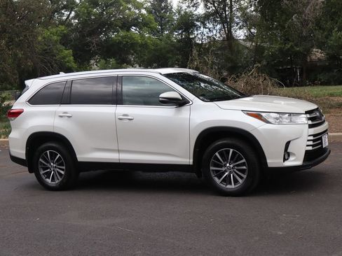 Used 2019 Toyota Highlander XLE AWD/4WD image 2