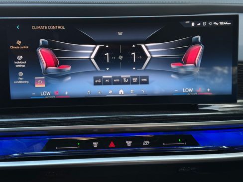 Used 2025 BMW 740i w/ Premium Package RWD image 30