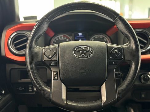 Used 2017 Toyota Tacoma TRD Sport image 17