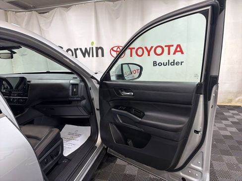Used 2025 Nissan Pathfinder SL AWD/4WD image 8