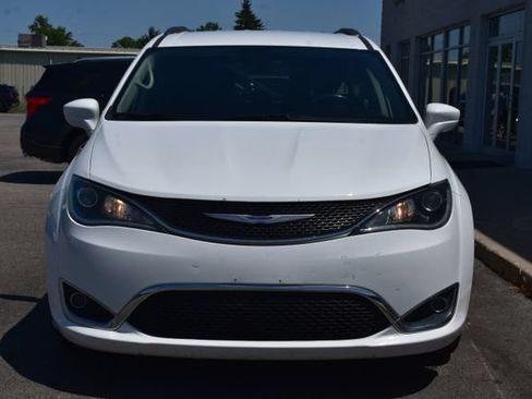 Used 2020 Chrysler Pacifica Touring-L FWD image 13