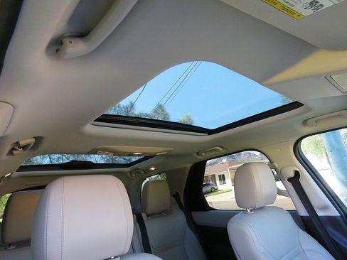 Used 2018 Land Rover Discovery HSE image 15