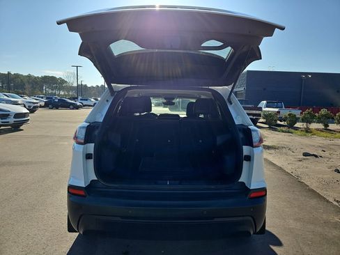 Used 2019 Jeep Cherokee Latitude Plus w/ Comfort/Convenience Group FWD image 16