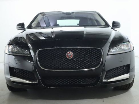 Used 2018 Jaguar XF Premium image 13