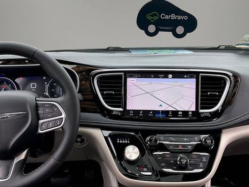 Used 2023 Chrysler Pacifica Limited FWD image 9