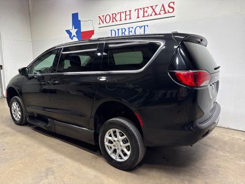 Used 2022 Chrysler Voyager LX image 8