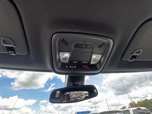 Used 2022 Chevrolet Traverse LT image 22