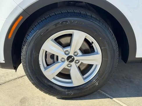 Used 2023 Kia Sorento LX image 9