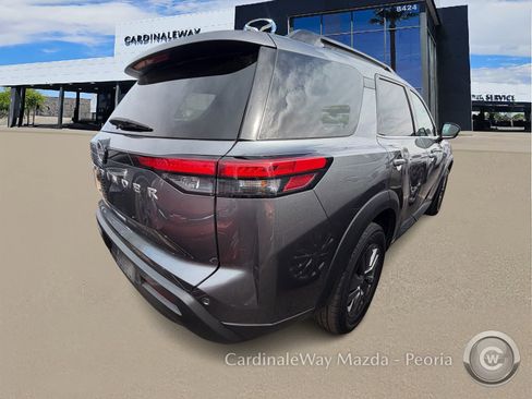 Used 2025 Nissan Pathfinder SV image 4