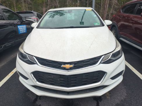 Used 2018 Chevrolet Cruze LT w/ Convenience Package image 2