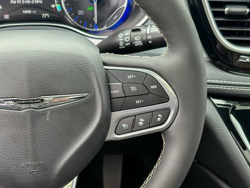 Used 2026 Chrysler Pacifica Limited FWD image 36