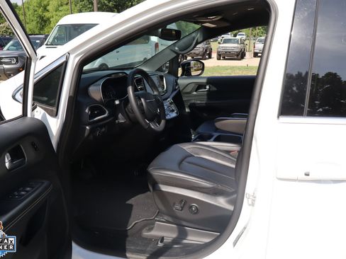 Used 2025 Chrysler Pacifica Select FWD image 23
