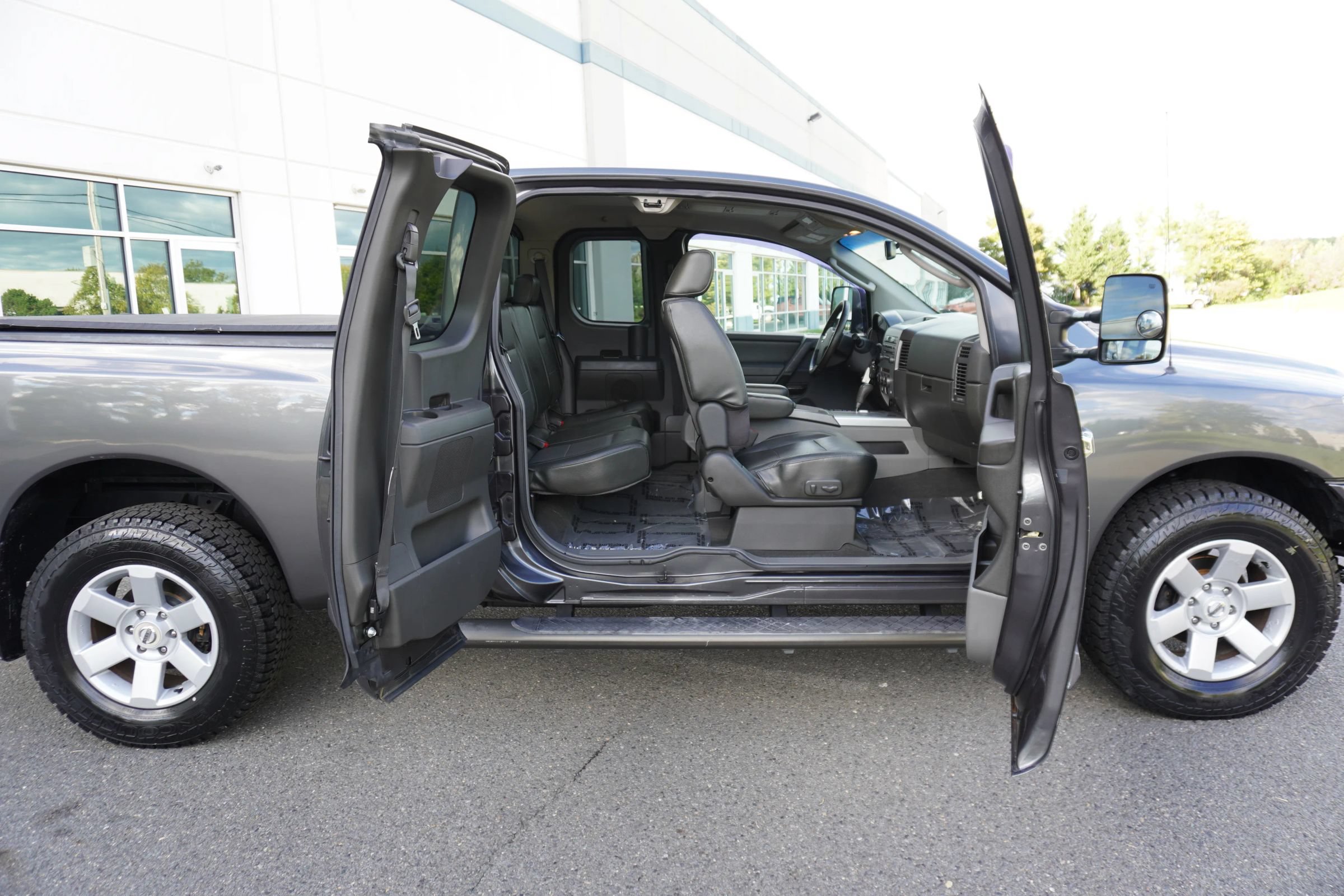 Used 2007 Nissan Titan LE w/ Tow Pkg AWD/4WD image 11