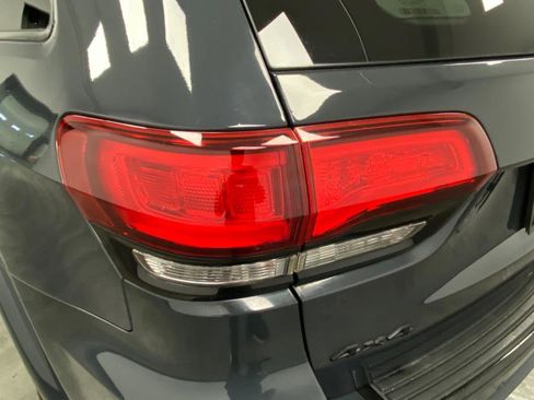 Used 2017 Jeep Grand Cherokee Altitude image 13