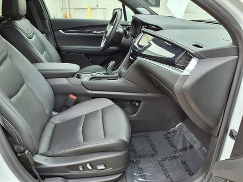 Used 2023 Cadillac XT6 Premium Luxury w/ Technology Package AWD/4WD image 9