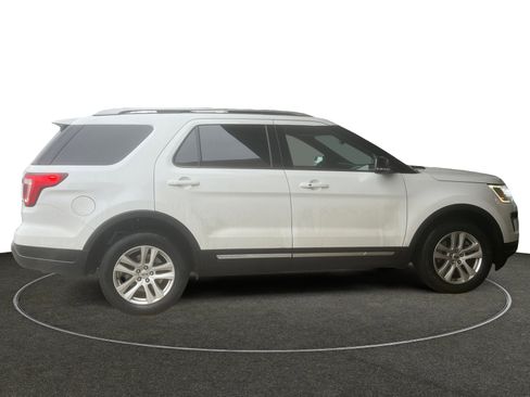 Used 2018 Ford Explorer XLT w/ Equipment Group 202A image 7