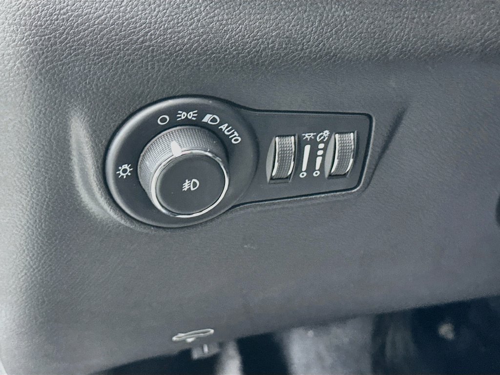 Certified 2023 Jeep Compass Limited w/ Sun and Sound Group AWD/4WD image 17