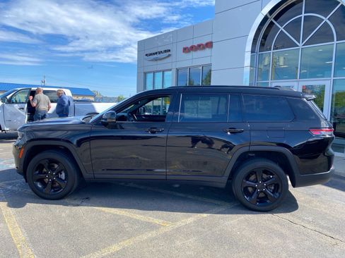 Used 2024 Jeep Grand Cherokee L Altitude AWD/4WD image 2