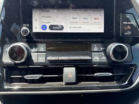 Used 2023 Toyota Highlander XLE FWD image 19
