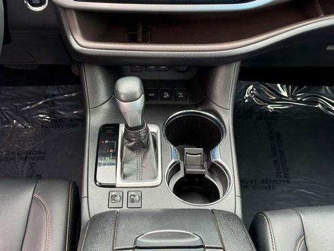 Used 2019 Toyota Highlander XLE AWD/4WD image 19