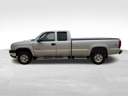 Used 2004 Chevrolet Silverado 2500 LS w/ Heavy-Duty Power Package AWD/4WD image 3