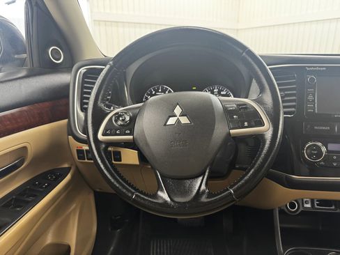 Used 2014 Mitsubishi Outlander SE image 16