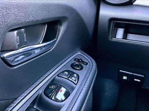 Used 2022 Nissan Versa SV w/ Electronics Package image 36