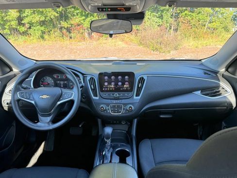 Used 2025 Chevrolet Malibu LT FWD image 3