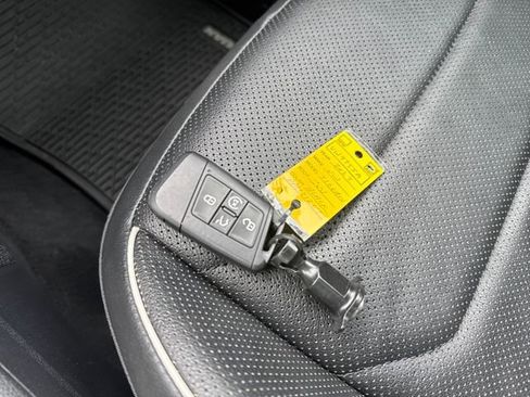 Used 2023 Volkswagen Tiguan SEL R-Line image 39