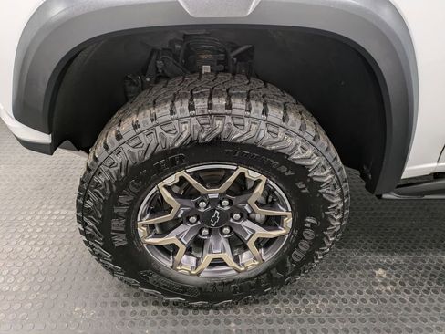 Used 2024 Chevrolet Colorado ZR2 w/ Technology Package AWD/4WD image 7