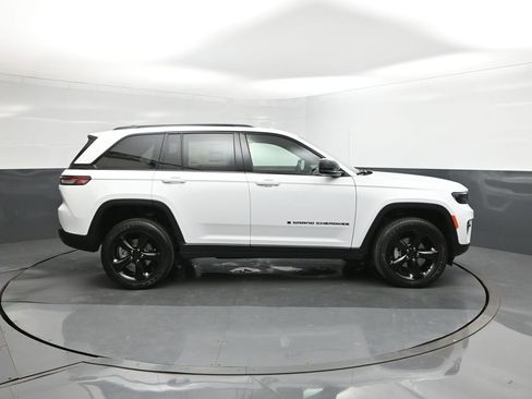 New 2025 Jeep Grand Cherokee Altitude RWD image 26