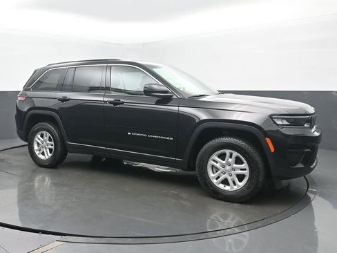 Used 2024 Jeep Grand Cherokee Laredo AWD/4WD image 7
