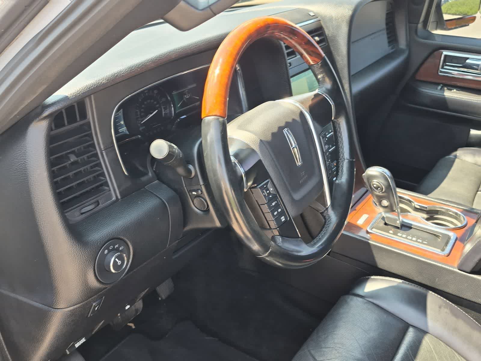 Used 2017 Lincoln Navigator Select AWD/4WD image 10