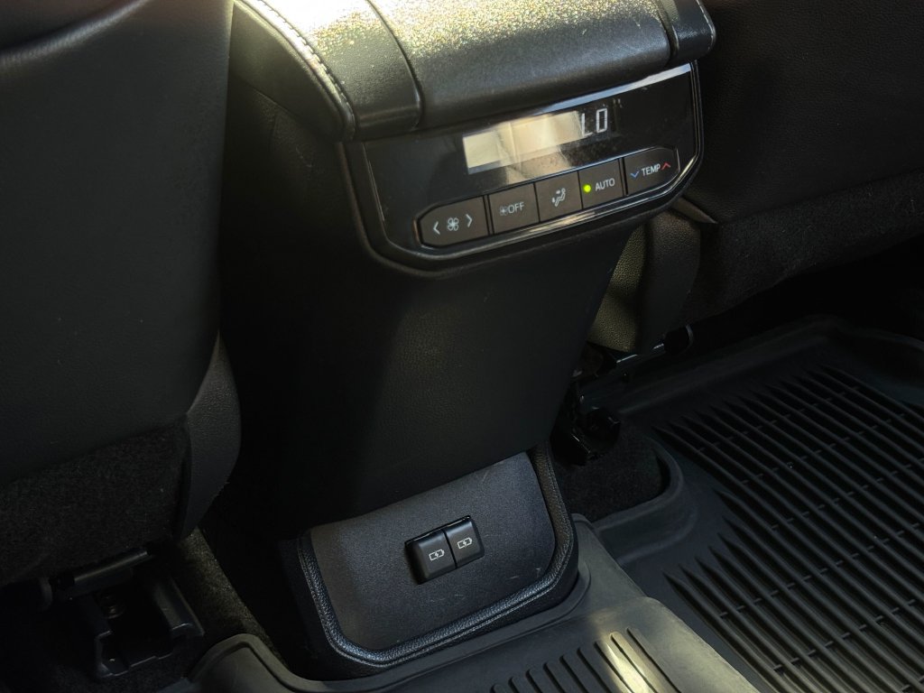 Used 2023 Toyota Highlander XLE AWD/4WD image 23