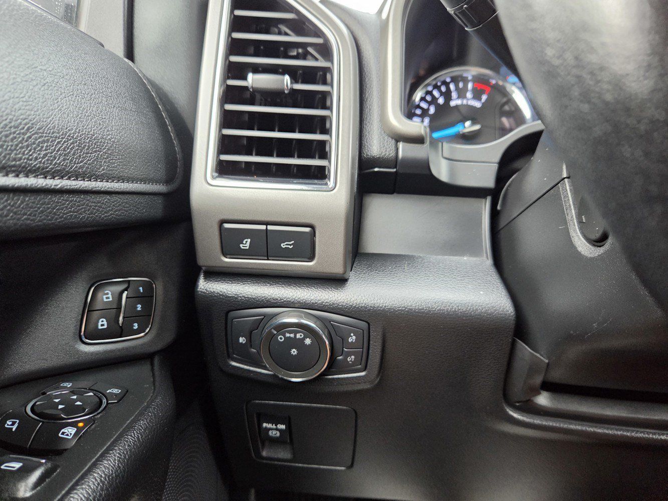 Used 2020 Ford Expedition XLT w/ Equipment Group 202A AWD/4WD image 22