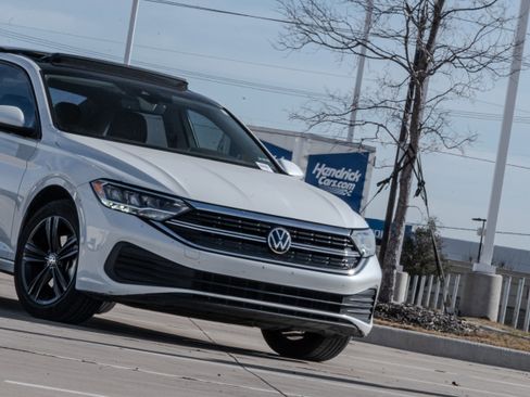 Used 2023 Volkswagen Jetta SE w/ Panoramic Sunroof Package image 5