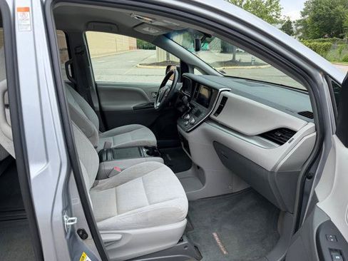 Used 2017 Toyota Sienna LE FWD image 17