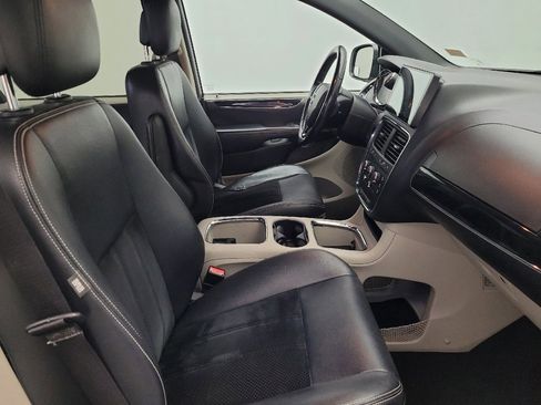 Used 2017 Dodge Grand Caravan SXT image 21