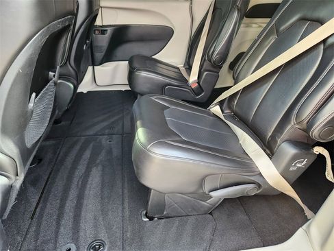 Used 2021 Chrysler Voyager Lxi image 9